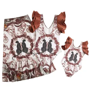 Dettaglio costumi da bagno famiglia con stampa leopardata e ruches sulle spalle