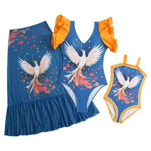 Set costumi da bagno famiglia con stampa fenice e gonna floreale blu scuro e arancio