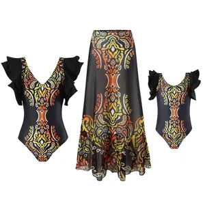 Set dettagliato di costumi da bagno stampa etnica con gonne in chiffon coordinate