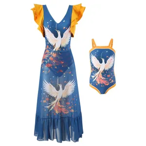 Dettaglio costume da bagno genitore-figlio con stampa gru e pareo blu
