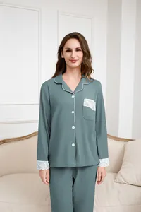 Dettaglio del set loungewear blu-grigio con bordo in pizzo e risvolto con bottoni