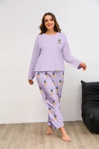 Dettaglio del set pigiama viola chiaro con stampa di ananas e tessuto di cotone morbido