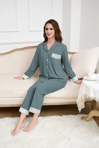 Dettaglio del set da casa blu grigio con raffinati bordi in pizzo bianco e bottoni classici