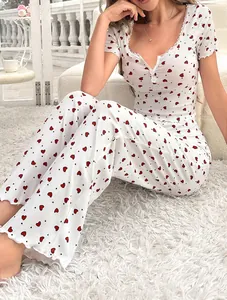 Détail de l'ensemble pyjama à cœurs rouges avec texture côtelée et dentelle au col V