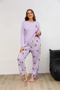 Dettaglio del set da casa viola con stampa di ananas e consistenza in morbida maglia