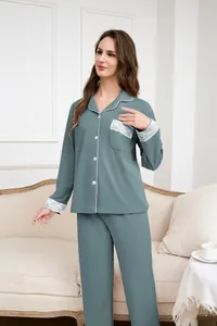 Dettaglio del set da casa termico da donna con finiture in pizzo e colletto classico