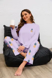 Dettaglio dell'abbigliamento da casa color lavanda a maniche lunghe con stampe di ananas