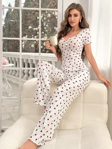Détail du tissu côtelé et motif cœurs rouges sur l'ensemble pyjama blanc à manches courtes