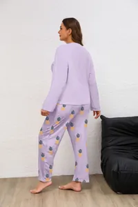Vista posteriore di set homewear taglie forti lilla con pantaloni stampa ananas