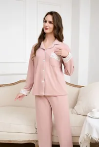 Dettagli in pizzo su polsini e rever di questo completo da casa termico rosa antico