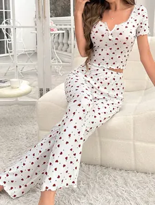 Détail de pyjama court à volants imprimé cœurs avec dentelle et texture côtelée