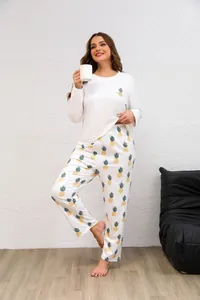 Dettaglio pigiama taglie forti da donna con ricamo ananas e pantaloni stampati casual