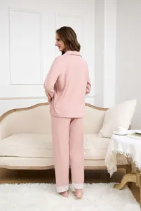 Vista posteriore del completo termico rosa cipria con pizzo sul bordo dei pantaloni