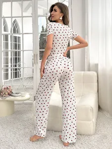 Détail des volants sur l'ourlet du pyjama deux pièces blanc à motifs cœurs rouges