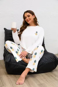 Dettaglio pigiama taglie forti da donna con stampa ananas e top a maniche lunghe