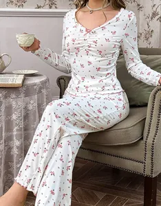 Détail du motif floral rose et de la texture côtelée sur l'ensemble pyjama blanc à manches