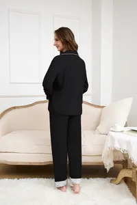Dettaglio del bordo in pizzo bianco sull'orlo dei pantaloni da casa neri termici