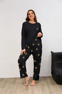 Dettaglio del pigiama nero a maniche lunghe con stampa ananas gialla per donna