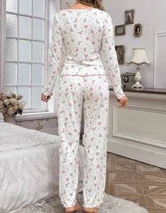 Vue arrière d'un pyjama à fleurs avec bordures roses et motif floral ivoire chic