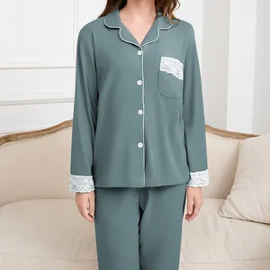 Set da casa termico blu con finiture in pizzo e colletto a rever per donna