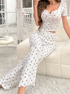 Détail de pyjama côtelé avec imprimé cœurs roses et bordure en dentelle délicate