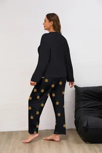 Vista posteriore di completo da casa taglie forti con top nero e pantaloni stampa ananas