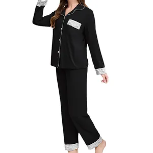 Set pigiama nero da donna con finiture in pizzo, top con revers e pantaloni