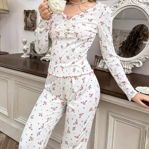 Ensemble pyjama floral deux pièces pour femmes avec haut à col en V et pantalon assorti