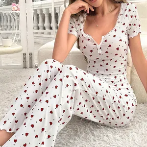 Ensemble pyjama côtelé pour femme avec imprimé cœurs rouges, dentelle et boutons