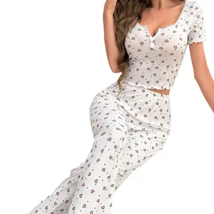 Ensemble pyjama deux pièces imprimé cœurs pour femmes avec haut court et pantalon