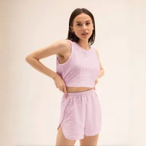 Dames lounge-set met roze mouwloze top en korte broek met een fijne opengewerkte textuur