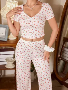 Détail d'un pyjama à fleurs avec col en V en dentelle et texture de tissu doux