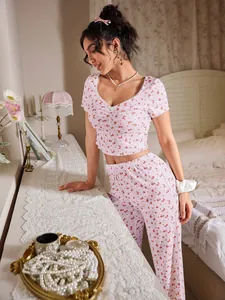 Détail du haut de pyjama à col en V avec dentelle délicate et motifs floraux sur tissu côtelé