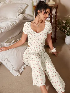 Détail du pyjama fleuri pour femme montrant le col en U avec dentelle et petit noeud
