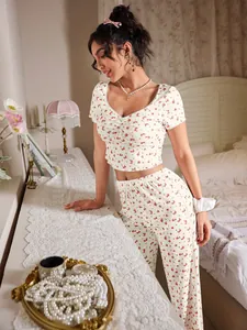 Détail d'un ensemble de nuit blanc en maille côtelée avec imprimé floral et col en V