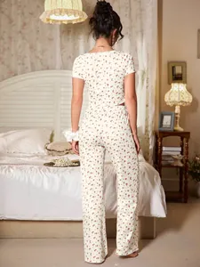 Vue arrière d'un pyjama deux pièces à fleurs avec haut à manches courtes et pantalon