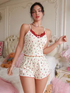 Détail du pyjama imprimé cerises montrant la dentelle rouge et la maille côtelée