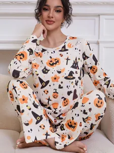 Detail von weichem Damen-Pyjama mit festlichen Halloween-Kürbis- und Geisterdrucken