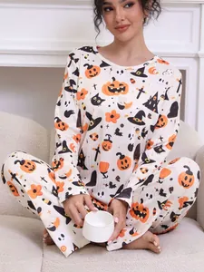 Detail eines weichen Halloween-Pyjama-Sets mit Kürbis- und schwarzen Katzenmustern