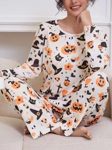 Halloween-Schlafanzug mit Rippenstruktur und Motiven wie Kürbis und Geist