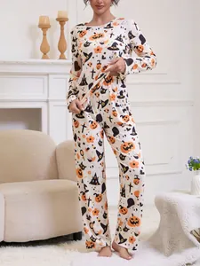 Details des Halloween-Schlafanzugs mit Kürbis- und Katzenmotiven auf weichem Stoff