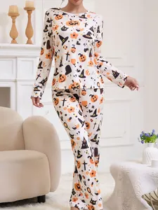 Gemütliches Damen Halloween Pyjama Set mit Kürbis und Geist Prints im Heimambiente