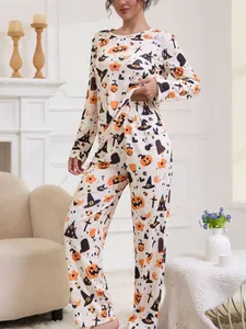 Details des weichen Ripp-Schlafanzugs mit festlichen Halloween-Kürbis- und Geist-Prints