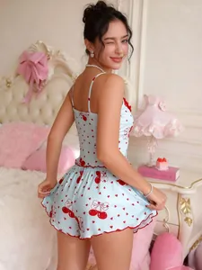 Détail d'un ensemble de pyjama deux pièces bleu clair avec imprimés cerises et cœurs