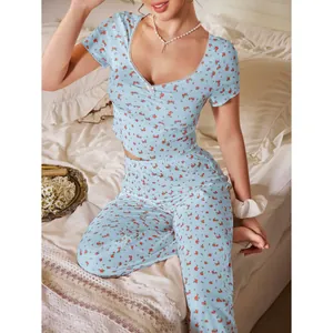 Pyjama femme bleu à fleurs avec haut à col V en dentelle et pantalon de nuit
