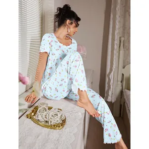 Set pigiama floreale blu con top a maniche corte e pantaloni con bordi rosa a volant