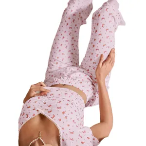 Ensemble pyjama violet avec haut court à manches courtes et pantalon à fleurs et dentelle