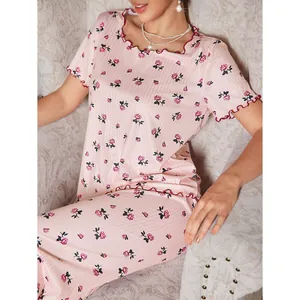 Set pigiama rosa a fiori per donna con stampa rose, maglia corta e pantaloni lunghi