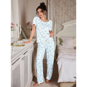 Set pigiama floreale celeste con top a maniche corte e pantaloni con bordi a balze