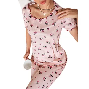 Set pigiama floreale da donna rosa con stampa di rose e bordi a onde sulle maniche
